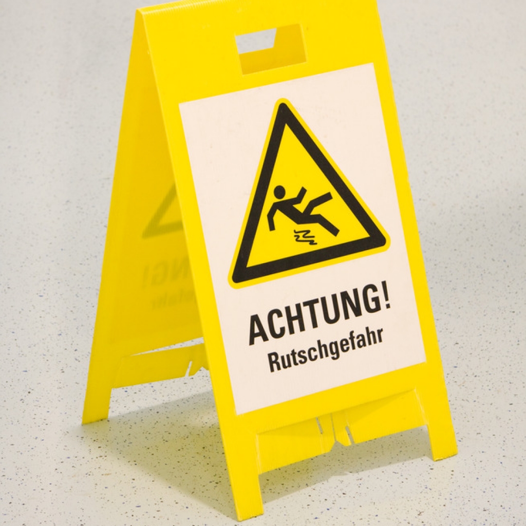 Wet floor sign in german